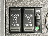 【両側パワースライドドア】スマートキーや運転席のスイッチで後席両側スライドドアの開閉が可能♪電動だから力を入れてドアを開ける必要が無く、小さなお子様でも簡単に開け閉めでき快適です♪