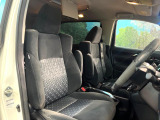 運転席まわりには十分なスペースがあり、大柄な方でもゆったり運転していただける環境です。