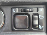 ドアミラーの角度調節や格納をスマートに行えるスイッチです。狭い駐車場でのミラー格納時などにも重宝いたします。