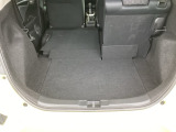 後席は分割可倒式で、用途に合わせてアレンジ可能。荷物の量や乗車人数に応じて柔軟に使える便利なシートです。