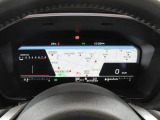 運転に必要な情報をグラフィカルに表示し、少ない視線移動で瞬時に認識できる先進的な液晶メーター。こちらはナビゲーション情報と連携する「地図画面」になります。