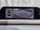 狭い場所での駐車やすれ違いなどでより的確な運転操作に役立つ360&deg;ビューモニターが装備されています。