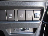 両側電動スライドドアのスイッチがあります。運転席に座ったままスライドドアの操作ができます。