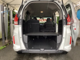 アイデア次第でいろいろな使い方ができる広くて使い勝手のいい荷室。