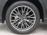 すぐれたグリップ力を発揮する235/55R20インチタイヤを装着し、シャープなドライビングフィールを全身で高めています。