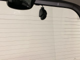 後方にもドライブレコーダーのカメラが付いています。前後両方でお車の周りを監視・記録いたします。
