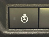 【ステアリングヒーター】冬場に冷たくなりやすい革巻きステアリングを、スイッチ一つで素早く適温に!エアコンよりも早く温まってくれるので、寒い日の運転も快適になりますね♪