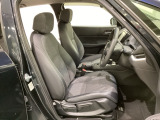 広い足元にゆったり座れるシートは長距離の運転でも疲れにくいシートです。女性でも運転がしやすいようにシートの高さ調整機能(シートリフター)がついています。
