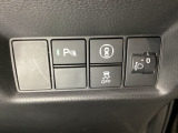 ハンドルの右側にはヘッドライトレベライザーとHondaセンシング用のメインスイッチがついています。ヘッドライトレベライザーは道路状況や積荷の加重に応じてライトの高さを調節できます。