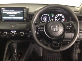 【ハンドル】運転にかかわる様々な操作を安全に行えるように視点移動が少なく操作性に配慮されたスイッチ類が凝縮されたコックピットです。