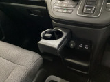 運転席からも助手席からも自由に使えるドリンクホルダー付。USBチャージャー搭載。スマートフォンなどの充電にとっても便利です。