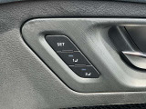 前席はメモリー機能付きパワーシートが装備されてます