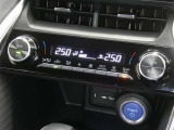【オートエアコン】車内温度を感知して自動で温度調整をしてくれるのでいつでも快適な車内空間を創り上げます!どの席に座っても快適なドライブが楽しめます♪