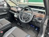 【運転席】座り心地が良いシートなので長時間の運転でも快適にお過ごしいただけます。新品のフロアマットのご注文も可能です。掲載箇所以外にご希望の写真がございましたらお気軽にお問い合わせ下さい。