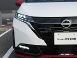 LEDヘッドランプ:ハロゲンランプの約2倍の光量でより明るく遠くを照らし、夜間走行時の視認性を高めます。