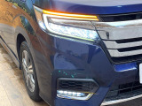 【LEDヘッドライト】悪天候や夜間走行時も良好な視界を確保し安心して運転できる高輝度LEDヘッドライトを装備!点灯速度が早く、消費電力も抑えられています。