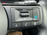 【プロパイロット】高速道路でドライバーに代わってアクセル、ブレーキ、ステアリングを自動制御します。