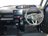 運転席周りのレイアウトをご覧ください。ナビゲーションが綺麗に装着されすっきり収まってますね!