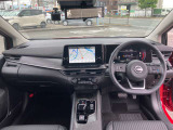 すっきりした運転席周りにはナビやエアコンの操作パネルを設置しておりますので、お一人での運転でもご安心できます。