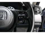 Hondaセンシングの機能のひとつ、アダプティブクルーズコントロール付!アクセルから足を離しても設定したスピードと前車との車間を保ち走行してくれます!車線維持もアシスト☆高速道路で疲労軽減ですね☆