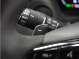 ◆減速セレクター装備◆ステアリングホイールの左右に取り付けられた2つのパドルスイッチで減速の強さを調整。 左側の「-」を操作すると減速を強く、右側の「+」を操作すると減速を弱くすることができます。