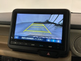 リバースギアに入れるだけで後方の表示へ切り替わります。夜間や雨の日の駐車も楽になりますよ。