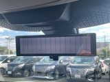 後方視界をクリアに映し出してくれるスマートルームミラー。