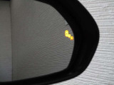 隣車線を走る車両をレーダーで検知し、ドアミラーでは確認しにくい後側方エリアに存在する車両に加え、急接近してくる車両も検知します。車両を検知するとドアミラーに搭載されたLEDインジケーターが点灯します。