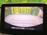 【バックカメラ】駐車時に後方がリアルタイム映像で確認できます。大型商業施設や立体駐車場での駐車時や、夜間のバック時に大活躍!運転スキルに関わらず、今や必須となった装備のひとつです!