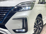 【LEDヘッドライト】悪天候や夜間走行時も良好な視界を確保し安心して運転できる高輝度LEDヘッドライトを装備!点灯速度が早く、消費電力も抑えられています。