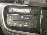 【オートエアコン】一度お好みの温度に設定すれば、車内の温度を検知し風量や温度を自動で調整。暑い&hellip;寒い&hellip;と何度もスイッチ操作をする必要はありません。快適な車内空間には必須の機能ですね♪
