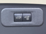 【パワーバックドア】スマートキーや運転席のボタンを押すだけでリアゲートが自動で開閉します!荷物を持っている時や、高い位置にあるバックドアを閉める際に便利な機能です♪