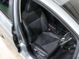 程よい硬さとホールド性が高いシートで長時間運転も快適です。