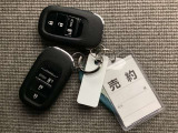 家族やパートナーと個別に持てるため、貸し借りの手間がなくスムーズに乗車できます。また、メインキーを自宅に置いたまま、もう一方をサブとして常に鞄に入れておけるため、持ち出し忘れを防げる点も便利です。