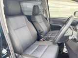 運転席まわりには十分なスペースがあり、大柄な方でもゆったり運転していただける環境です。