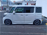 両側スライドドアですので、狭い駐車場でも横を気にせず乗降りができます。