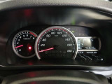 シンプルで見やすい表示レイアウトにより、走行中でも視線移動が少なく、運転に集中しやすいメーターパネルです