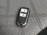 スマートキーのお写真です。鍵をお持ち頂くだけでドアの施錠開錠が可能です♪