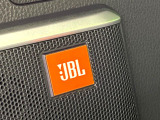 【JBLサウンドシステム】メーカーオプションの高品位サウンドシステムを搭載。専用のチューニングが施された大小様々なスピーカーから良質なサウンドが奏でられ、臨場感あふれる音響空間を演出します。