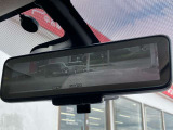 スマートルームミラーが付いております。後席に人が乗車した時や沢山の荷物を積んだ時もバックミラーの視界が遮られる事無く見えるので便利です♪