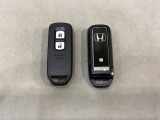 スマートキーを装備しています。鍵を差し込むことなくドアロックの開け閉めと、スタートボタン操作でのエンジンスタートができます。スペアキーも同じものを用意しております。