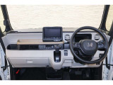 操作性に優れた運転席となります!小物入れや各ボタンの配置にこだわり、使いやすいです!座り心地もよく視認性も良好なのでロングドライブもお任せ下さい!