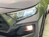 【LEDヘッドライト】悪天候や夜間走行時も良好な視界を確保し安心して運転できる高輝度LEDヘッドライトを装備!点灯速度が早く、消費電力も抑えられています。