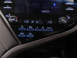 左右独立温度コントロールフルオートエアコンです。運転席、助手席それぞれで独立して温度設定ができます。冷え性の方が乗っても安心ですね♪