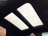 【パノラマルーフ】大型のガラスルーフ搭載で車内の解放感が一気にアップ!開放的なドライブをお楽しみいただけます。