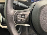 ステアリングにオーディオ操作スイッチが付いています。オーディオ画面に直接タッチしなくても操作が出来ますので、運転に集中できます。