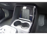使い勝手の良いツインタイプのドリンクホルダーを装備。手元にはUSBポートやワイヤレス充電機能も備わり、スマートフォンの充電も快適です。