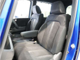 【フロントシート】からだを包みこむような形状でホールド感があり、ロングドライブでも疲れにくいシート。後ろの席のゆとりも考えた背面形状など、機能を踏まえながらスマートなデザイン!
