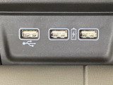 エアコン操作パネルの下に、スマートフォンなどの充電可能なUSB端子が2個、音源などの外部入力の可能なUSB端子が1個ついています。移動中に充電もできるので便利です。