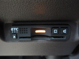 有料道路をキャッシュレスで通行できるETC車載器付きです。運転席足元に設置されています。ETCセットアップ費用は含まれておりません。別途必要となります。